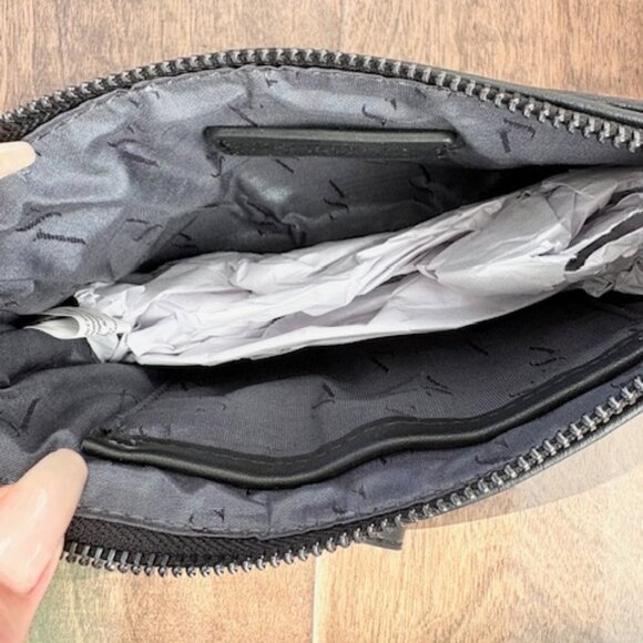 Simply Vera Wang Joyce Wristlet in Black - NWT - Picture 6 of 7